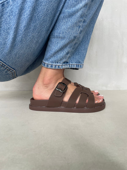 14481 – Sandalias Marrón con Hebilla Plateada y Diseño Entrelazado