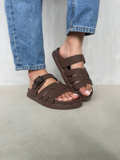 14481 – Sandalias Marrón con Hebilla Plateada y Diseño Entrelazado