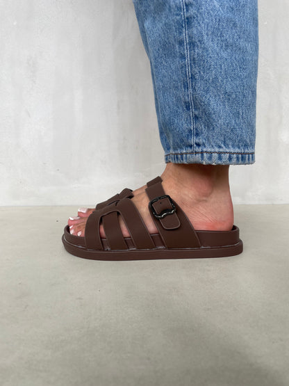 14481 – Sandalias Marrón con Hebilla Plateada y Diseño Entrelazado