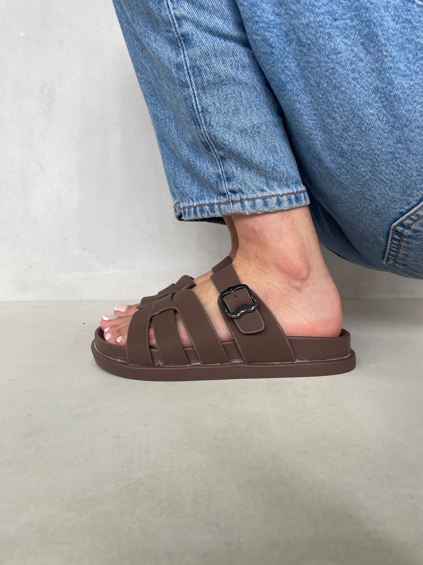 14481 – Sandalias Marrón con Hebilla Plateada y Diseño Entrelazado