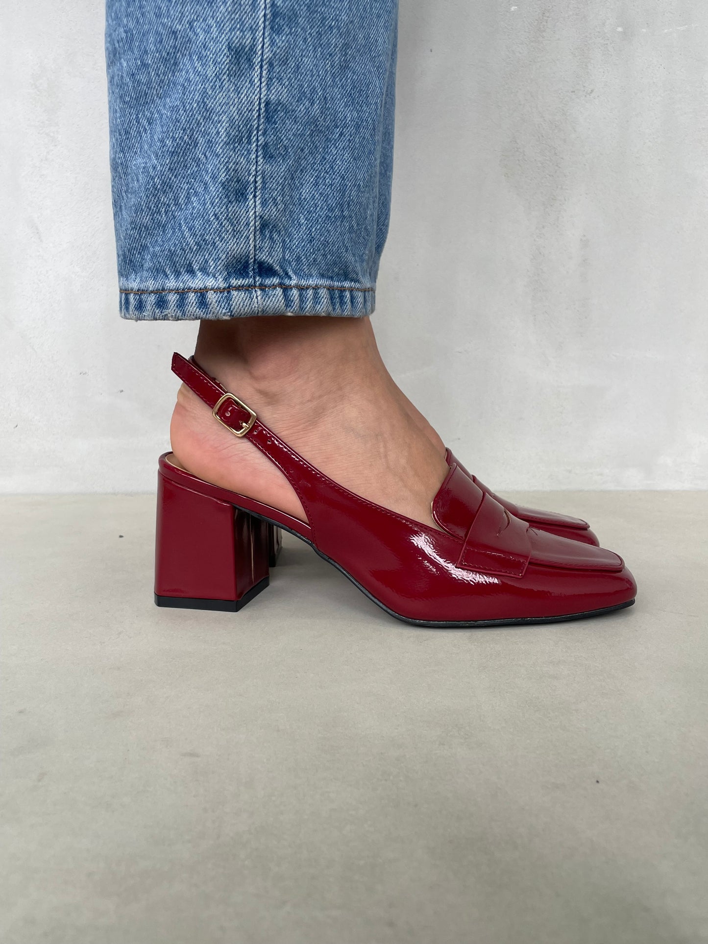 14433 – Zapatos de Tacón Burdeos en Charol con Pulsera Ajustable