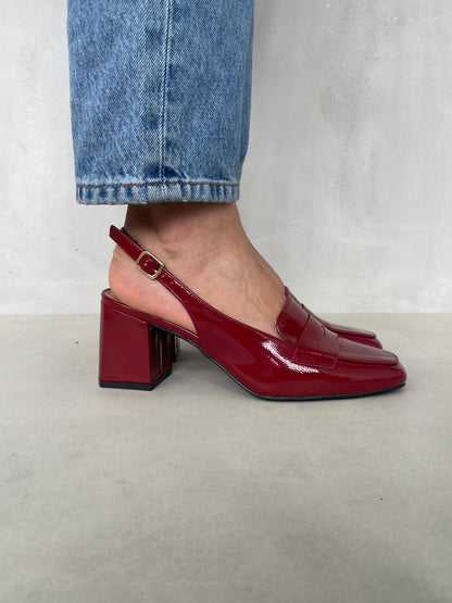 14433 – Zapatos de Tacón Burdeos en Charol con Pulsera Ajustable