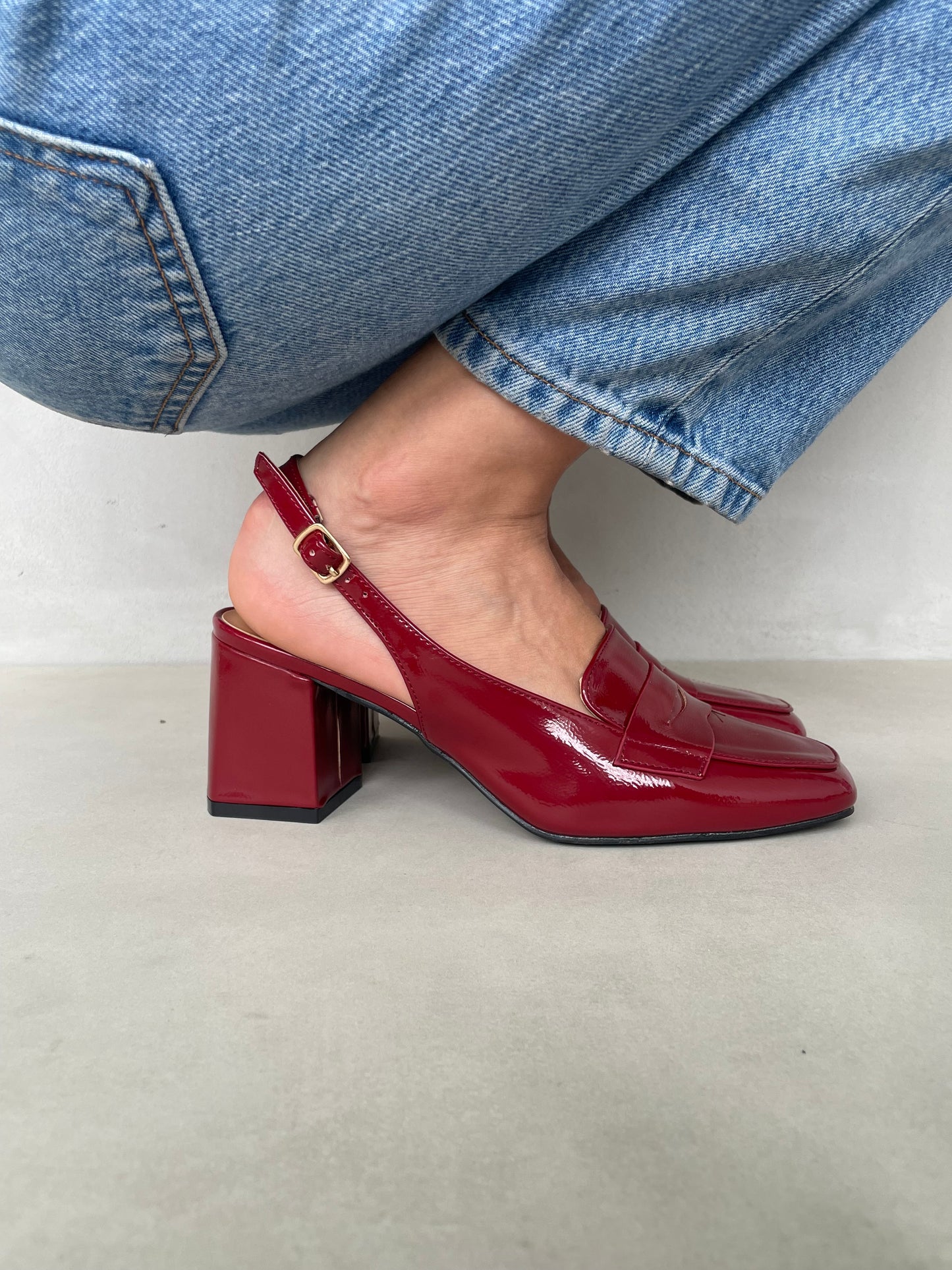 14433 – Zapatos de Tacón Burdeos en Charol con Pulsera Ajustable