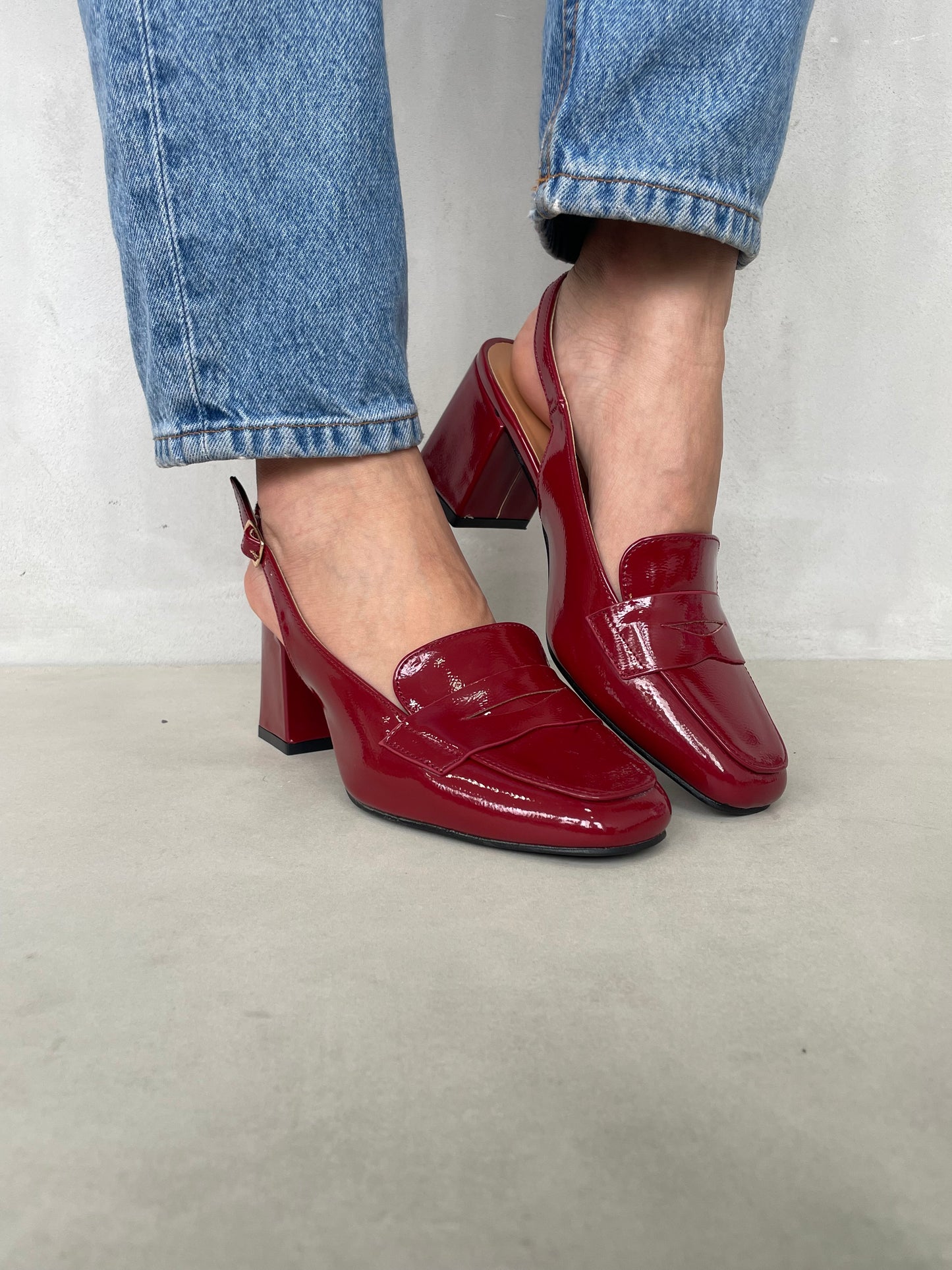 14433 – Zapatos de Tacón Burdeos en Charol con Pulsera Ajustable