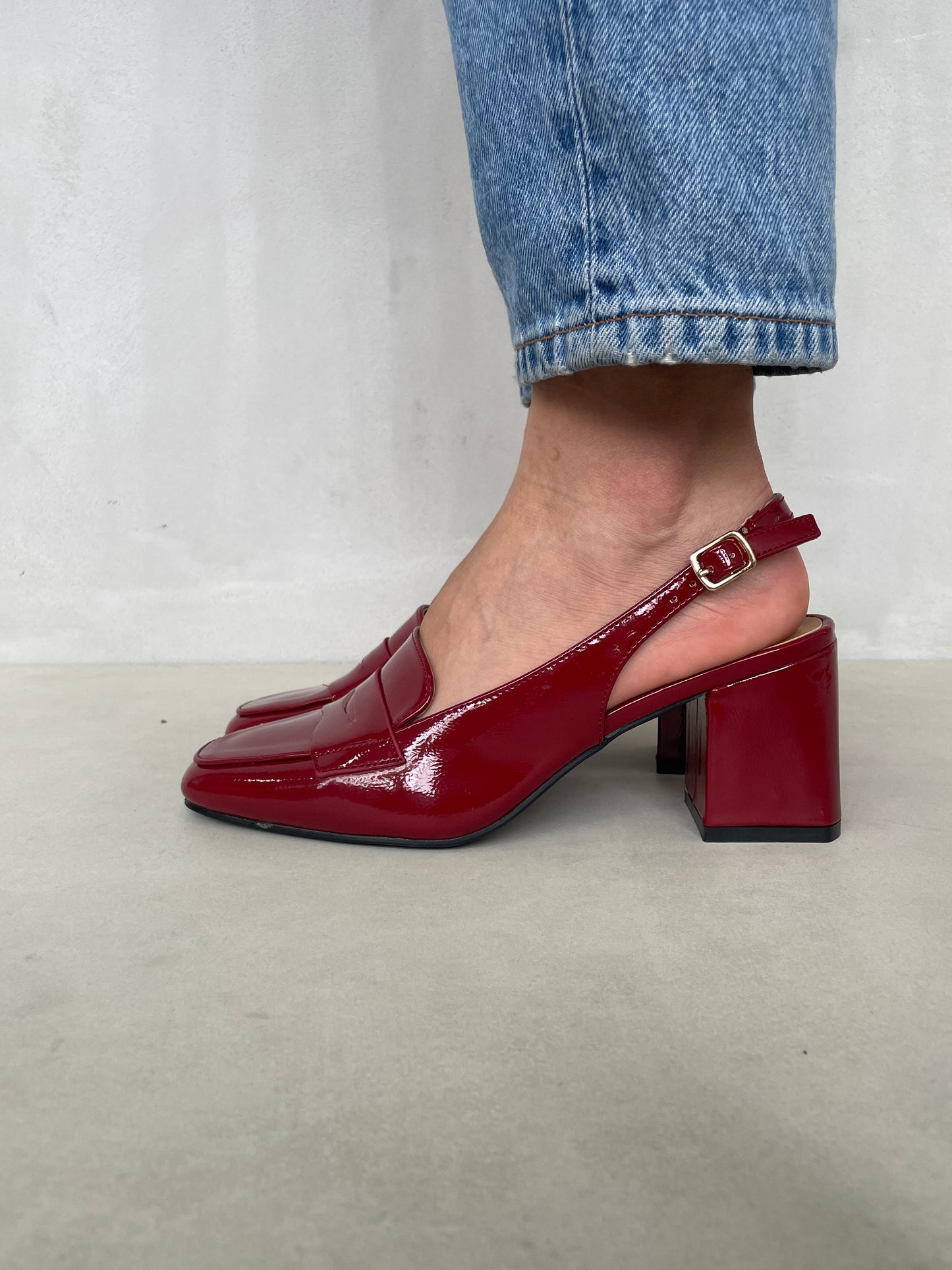 14433 – Zapatos de Tacón Burdeos en Charol con Pulsera Ajustable