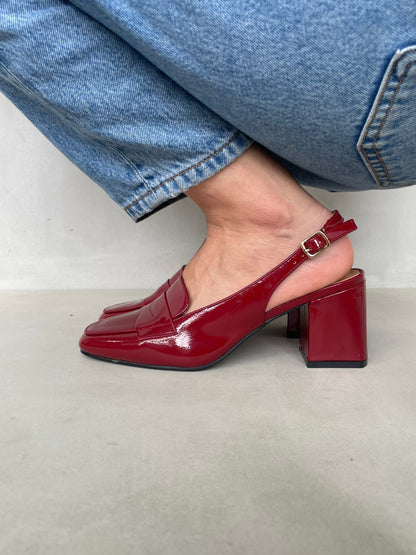 14433 – Zapatos de Tacón Burdeos en Charol con Pulsera Ajustable