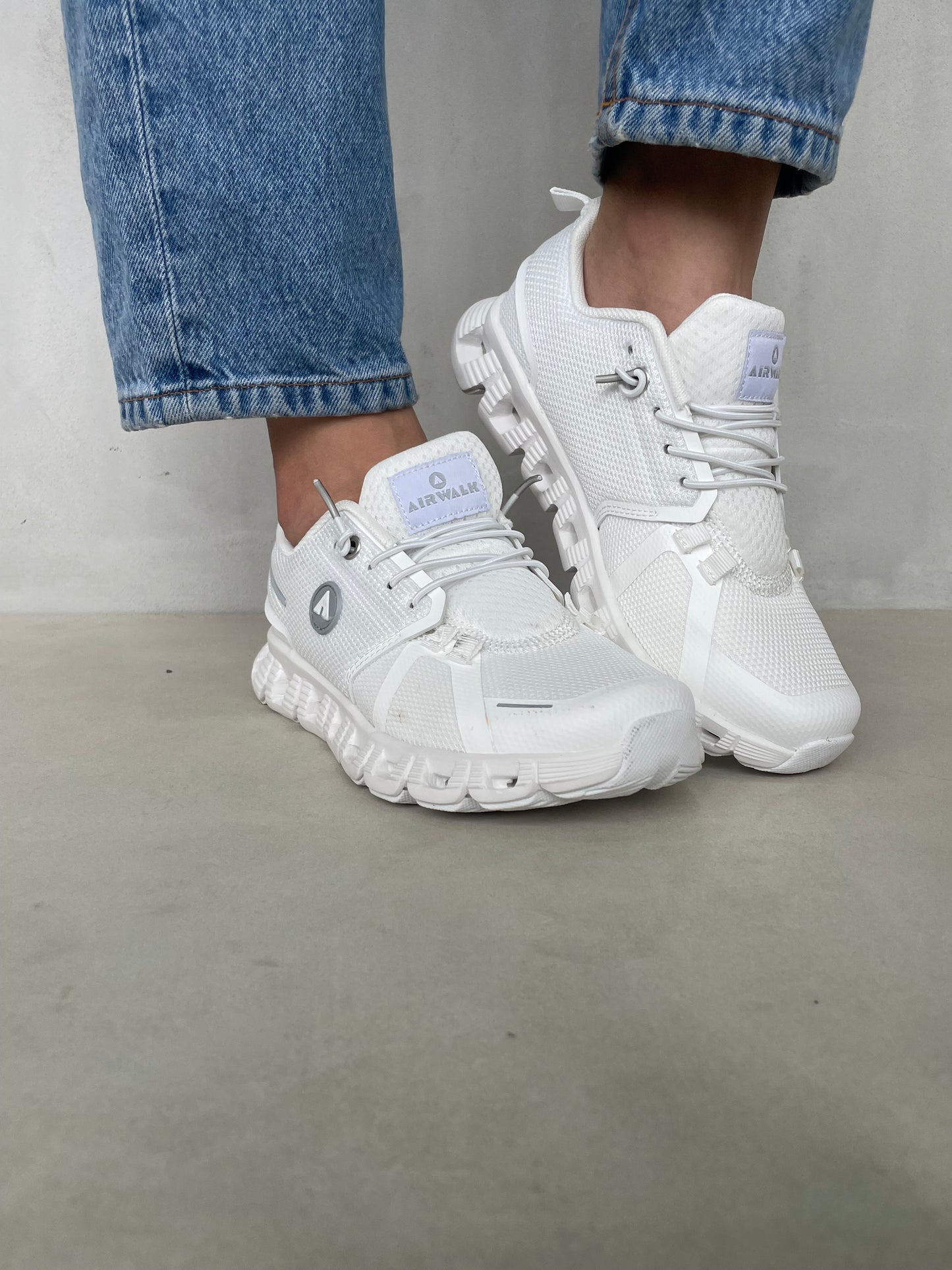 14288 – Tenis Deportivos Blancos con Suela Airflow y Tejido Técnico Transpirable