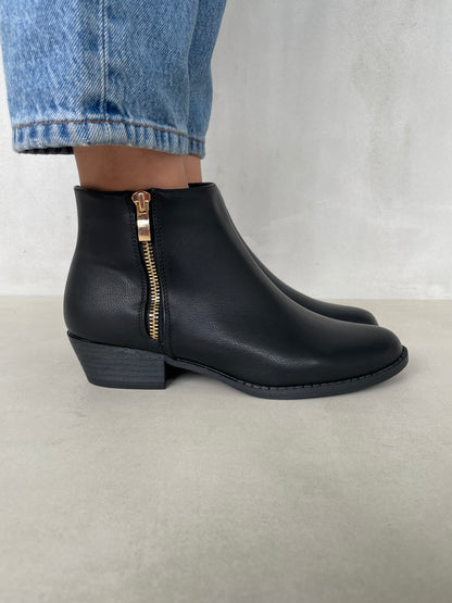 14305 – Botines Negros con Cierre Dorado y Tacón Medio