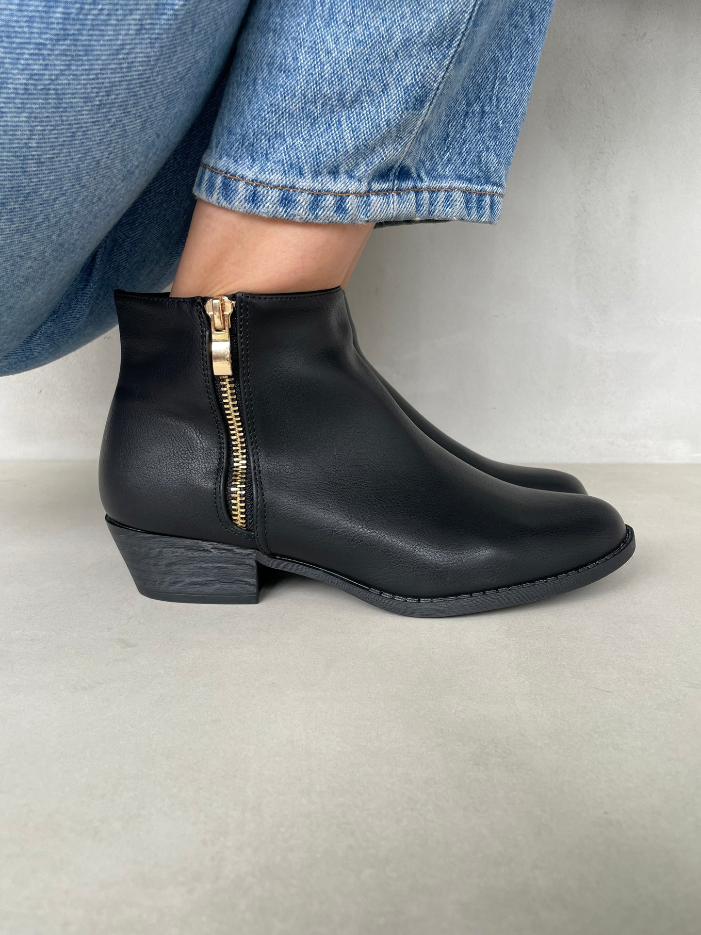 14305 – Botines Negros con Cierre Dorado y Tacón Medio