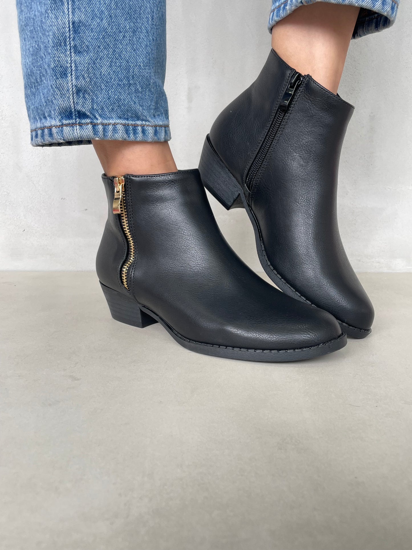 14305 – Botines Negros con Cierre Dorado y Tacón Medio