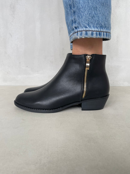 14305 – Botines Negros con Cierre Dorado y Tacón Medio