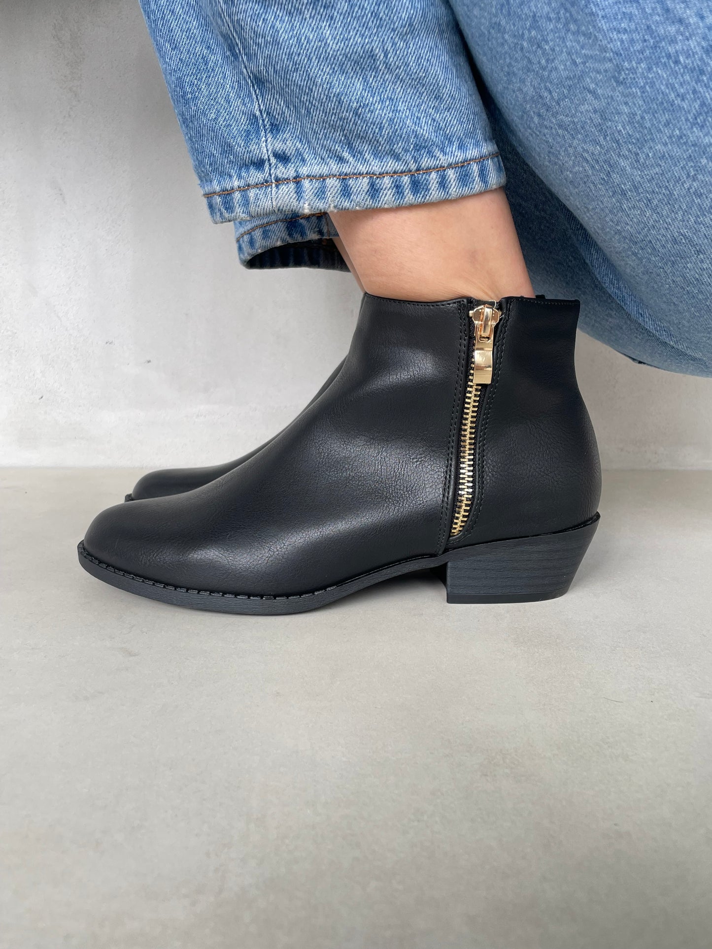 14305 – Botines Negros con Cierre Dorado y Tacón Medio