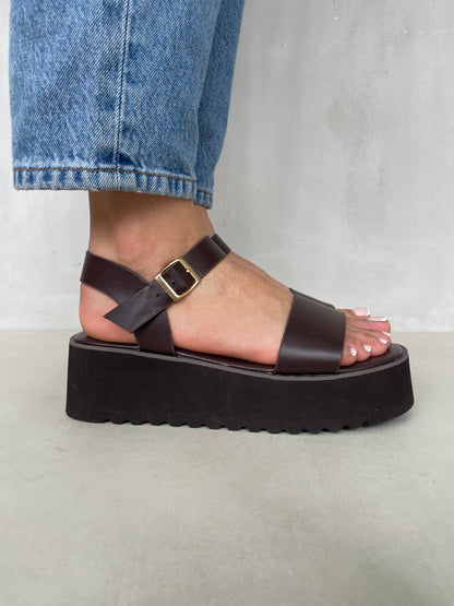 14264 – Sandalias Marrón Oscuro con Plataforma y Tira Ancha