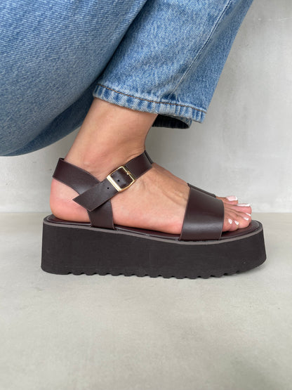 14264 – Sandalias Marrón Oscuro con Plataforma y Tira Ancha