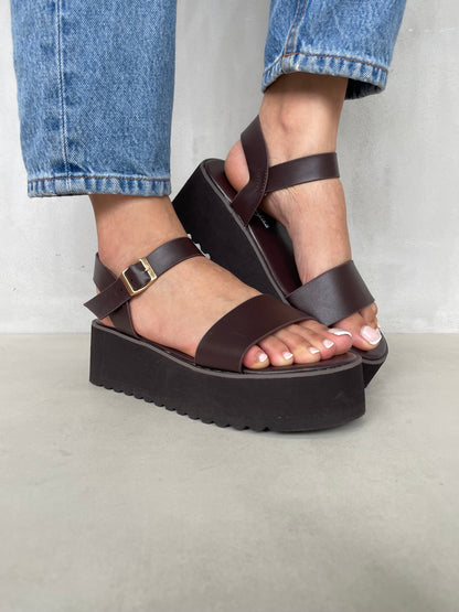 14264 – Sandalias Marrón Oscuro con Plataforma y Tira Ancha