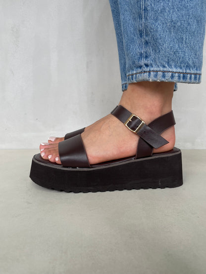 14264 – Sandalias Marrón Oscuro con Plataforma y Tira Ancha