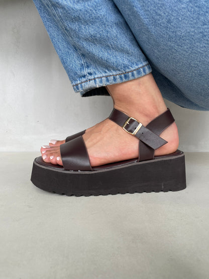 14264 – Sandalias Marrón Oscuro con Plataforma y Tira Ancha