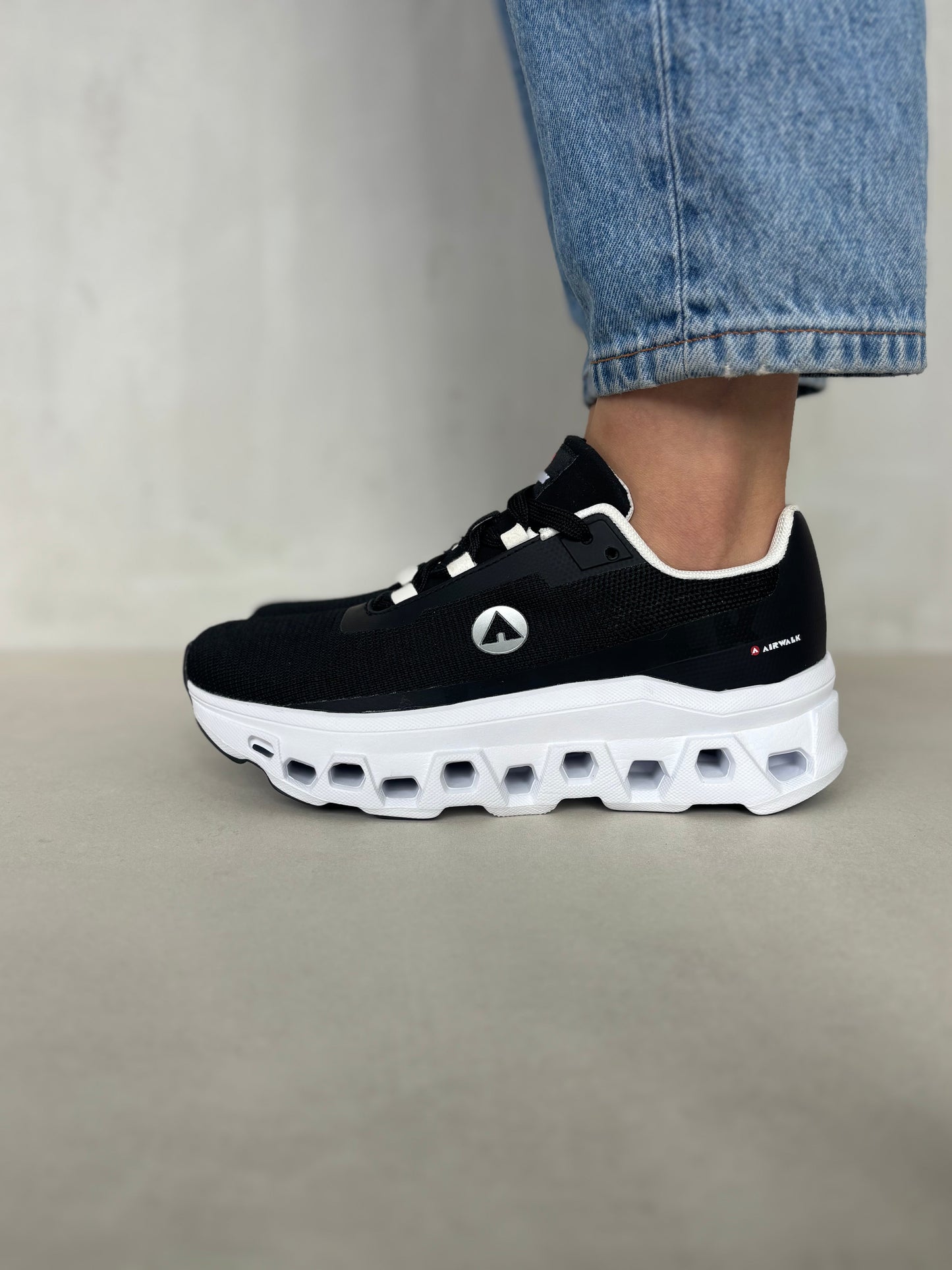 14299 – Tenis Deportivos Negros con Suela Tecnológica y Detalles Blancos