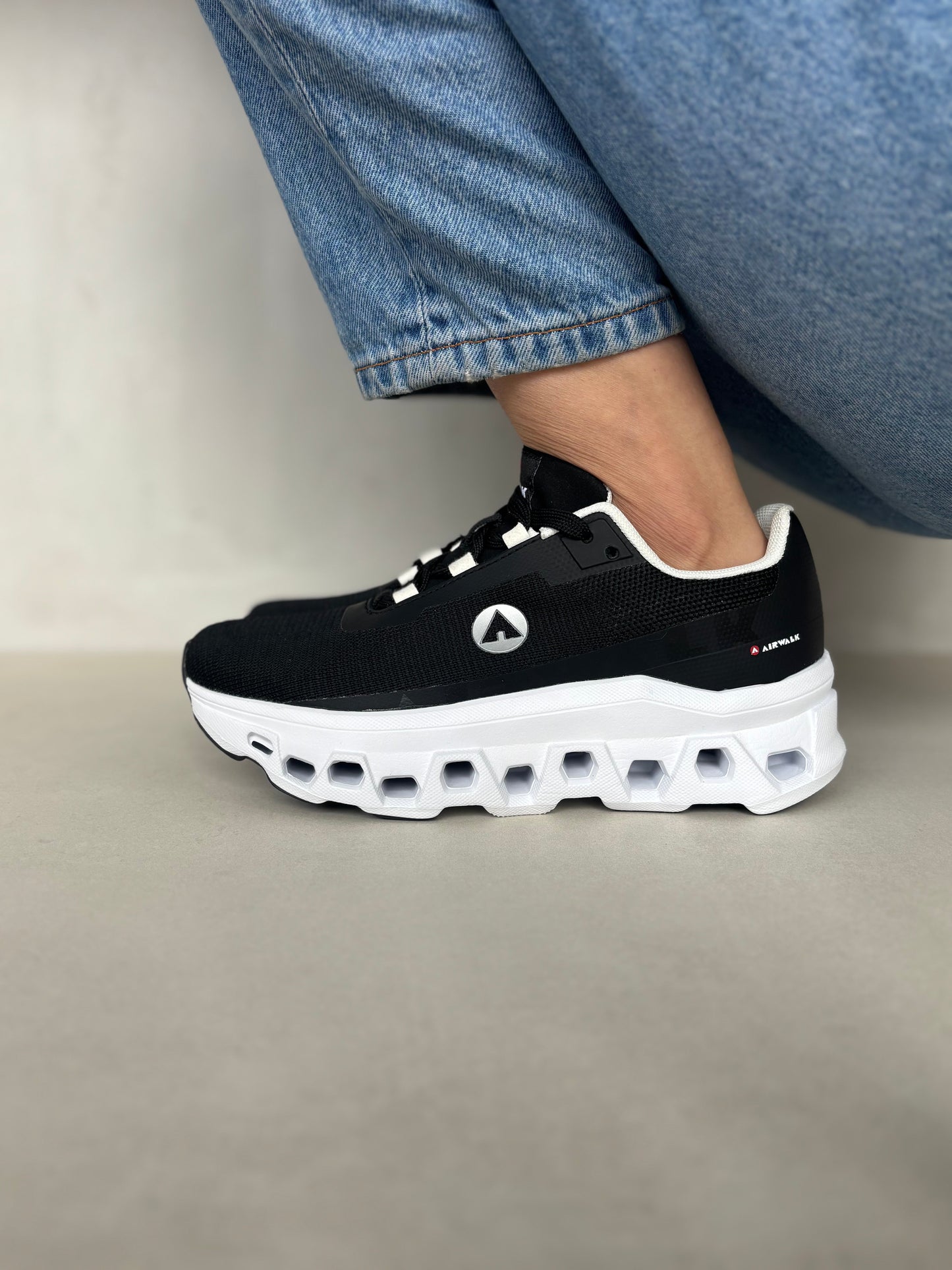 14299 – Tenis Deportivos Negros con Suela Tecnológica y Detalles Blancos