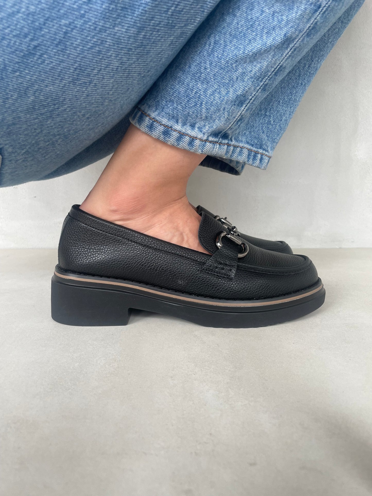 14067-Mocasines con Tacón Bajo y Adorno Metálico