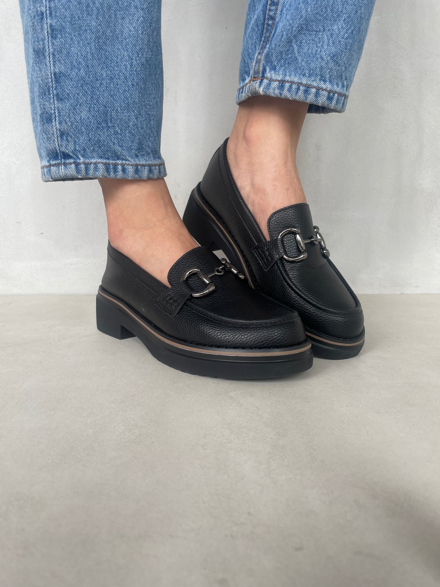 14067-Mocasines con Tacón Bajo y Adorno Metálico