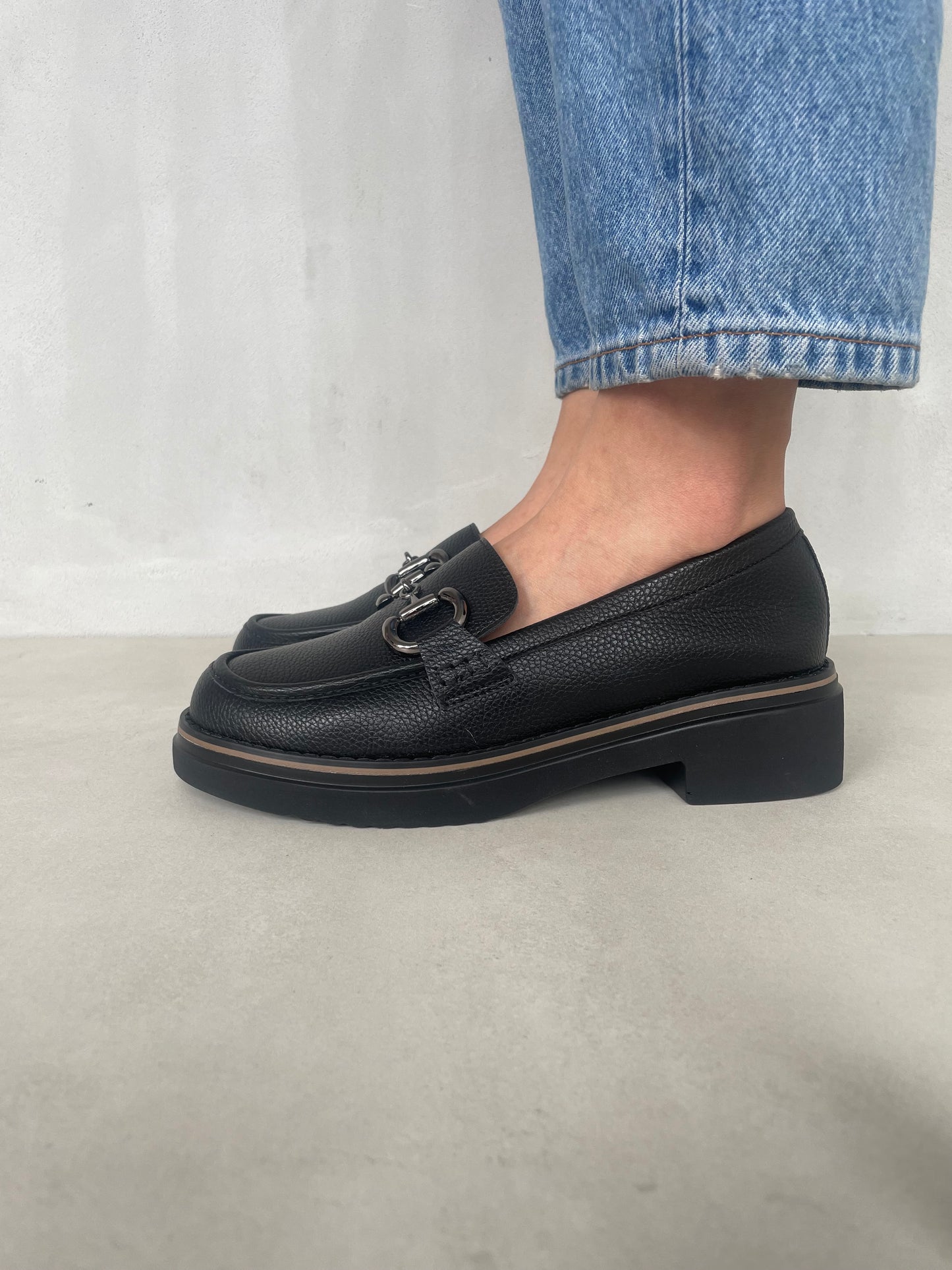 14067-Mocasines con Tacón Bajo y Adorno Metálico