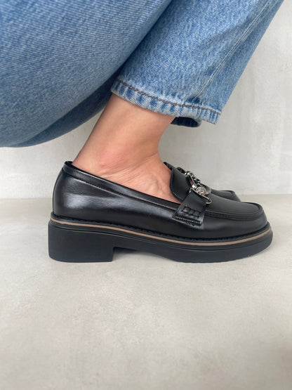 14068 - Mocasines con Tacón Bajo y Adorno Metálico