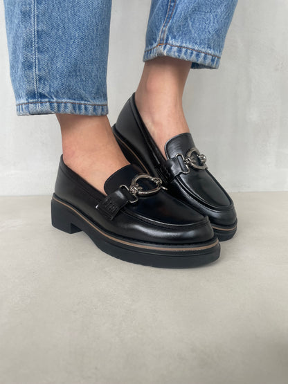 14068 - Mocasines con Tacón Bajo y Adorno Metálico