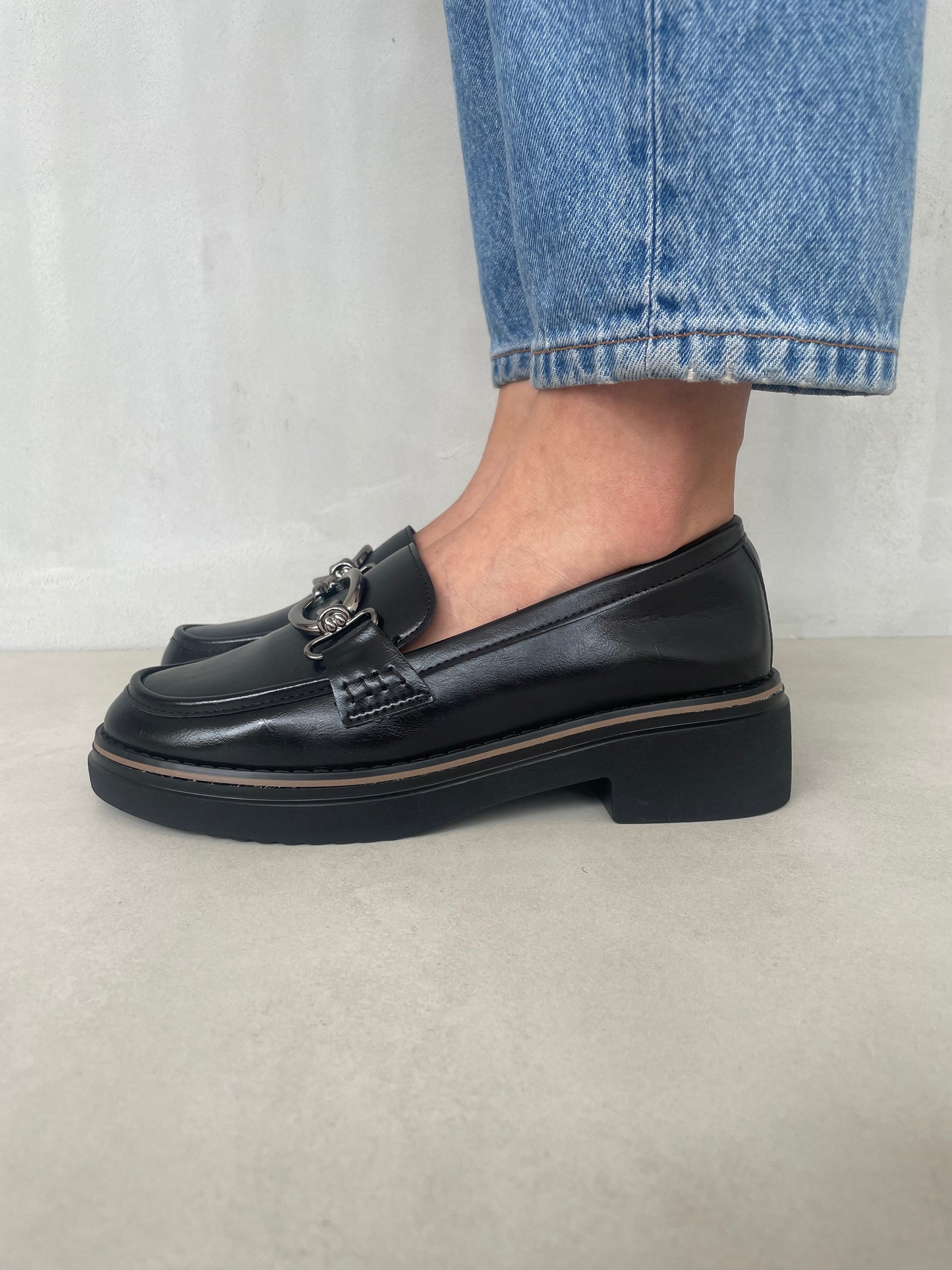 14068 - Mocasines con Tacón Bajo y Adorno Metálico