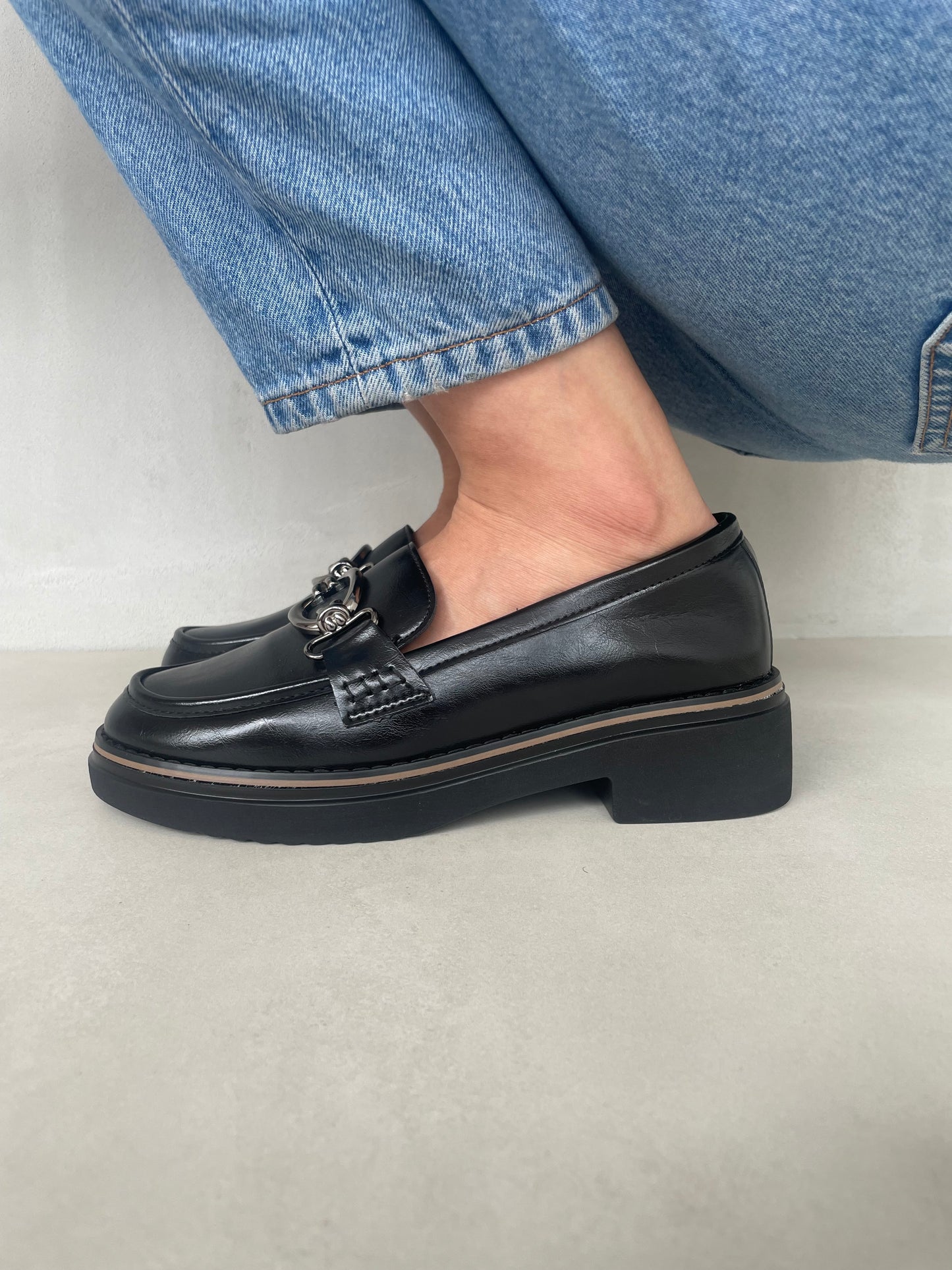 14068 - Mocasines con Tacón Bajo y Adorno Metálico