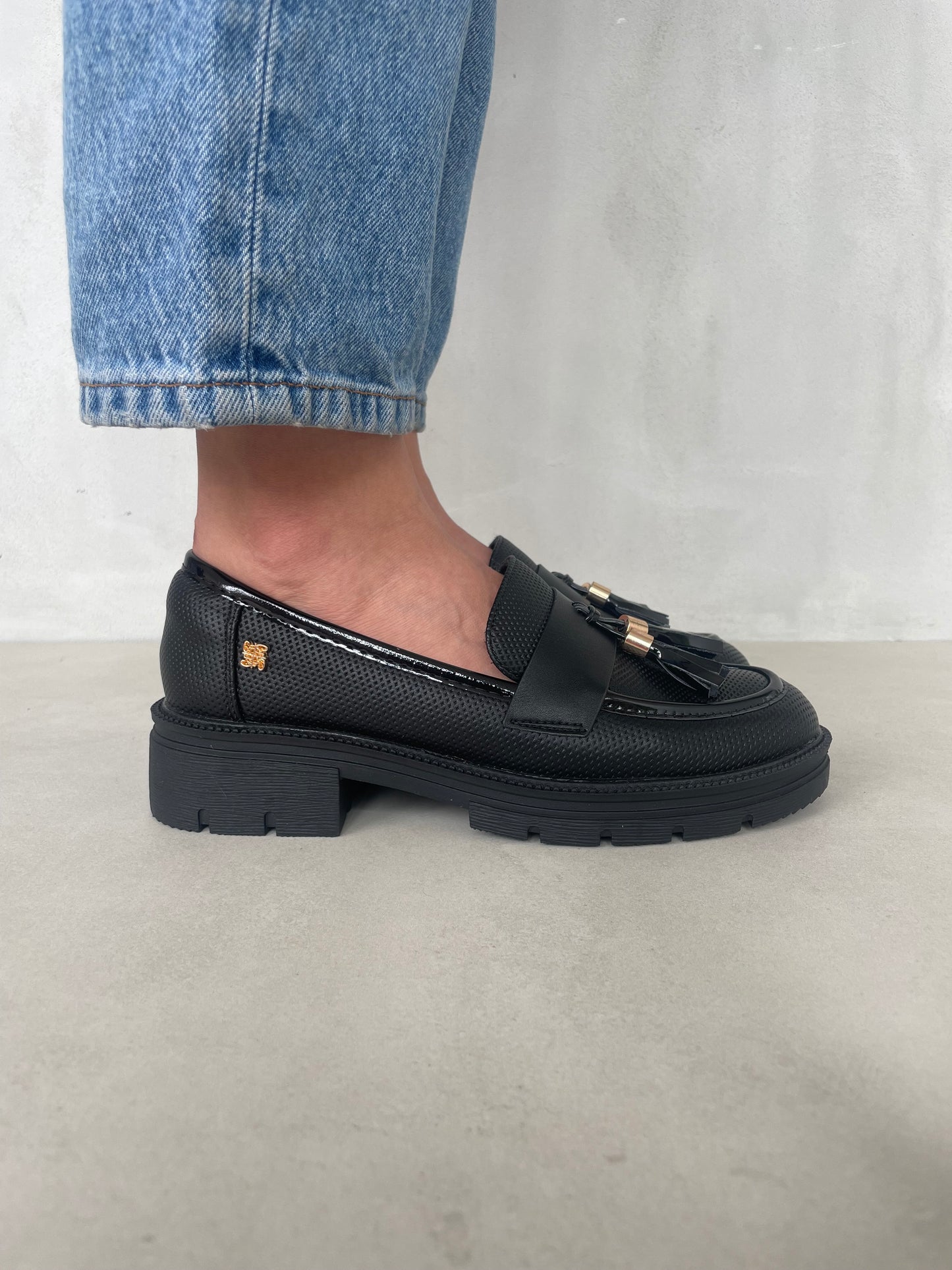 14072 - Mocasines para Mujer en Negro con Plataforma y Borlas