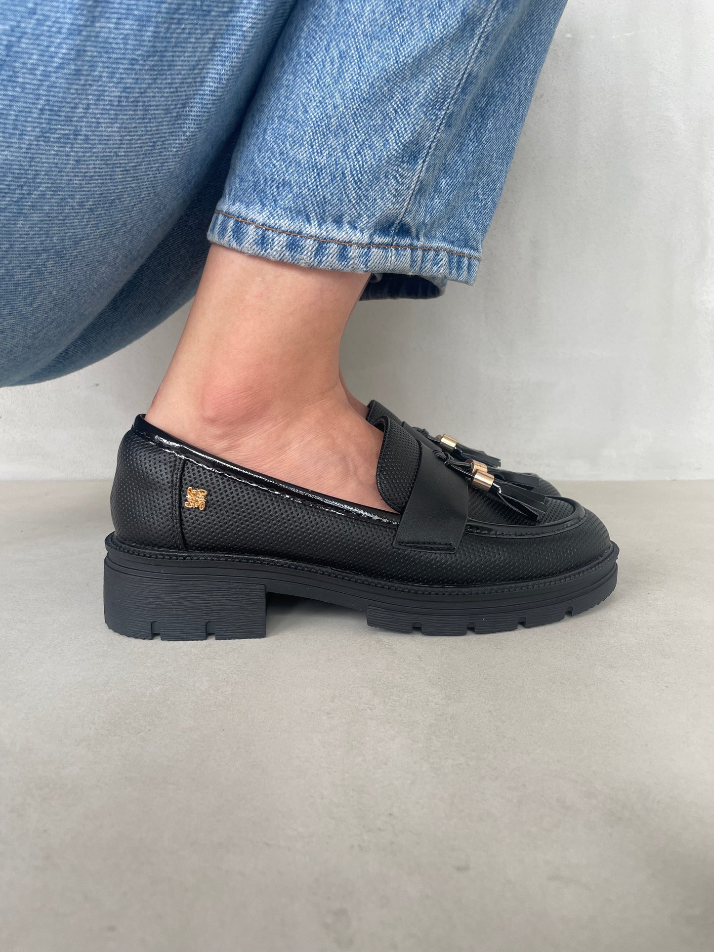 14072 - Mocasines para Mujer en Negro con Plataforma y Borlas