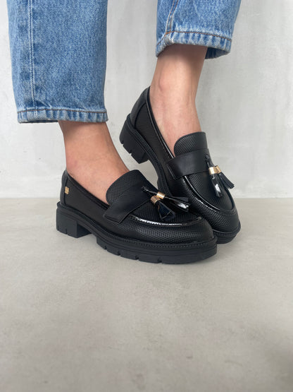 14072 - Mocasines para Mujer en Negro con Plataforma y Borlas