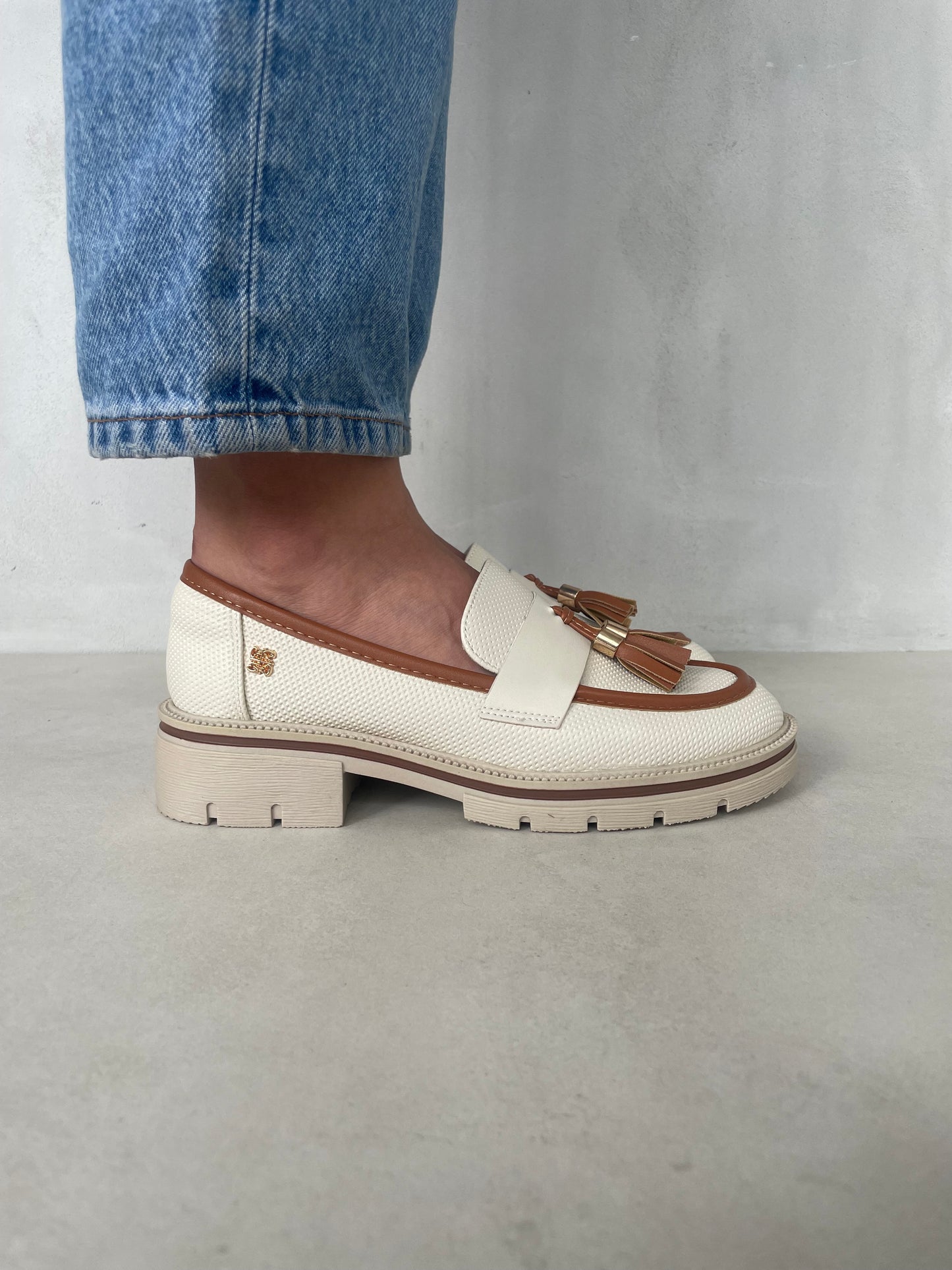 14073 - Mocasines para Mujer en Beige con Detalles Vino y Borlas