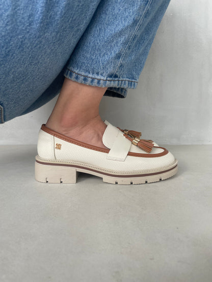 14073 - Mocasines para Mujer en Beige con Detalles Vino y Borlas