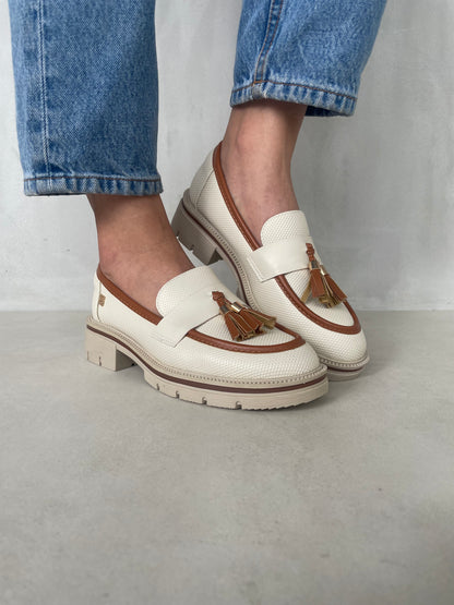 14073 - Mocasines para Mujer en Beige con Detalles Vino y Borlas