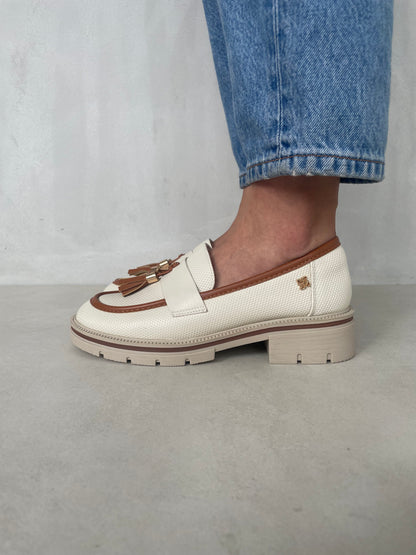 14073 - Mocasines para Mujer en Beige con Detalles Vino y Borlas
