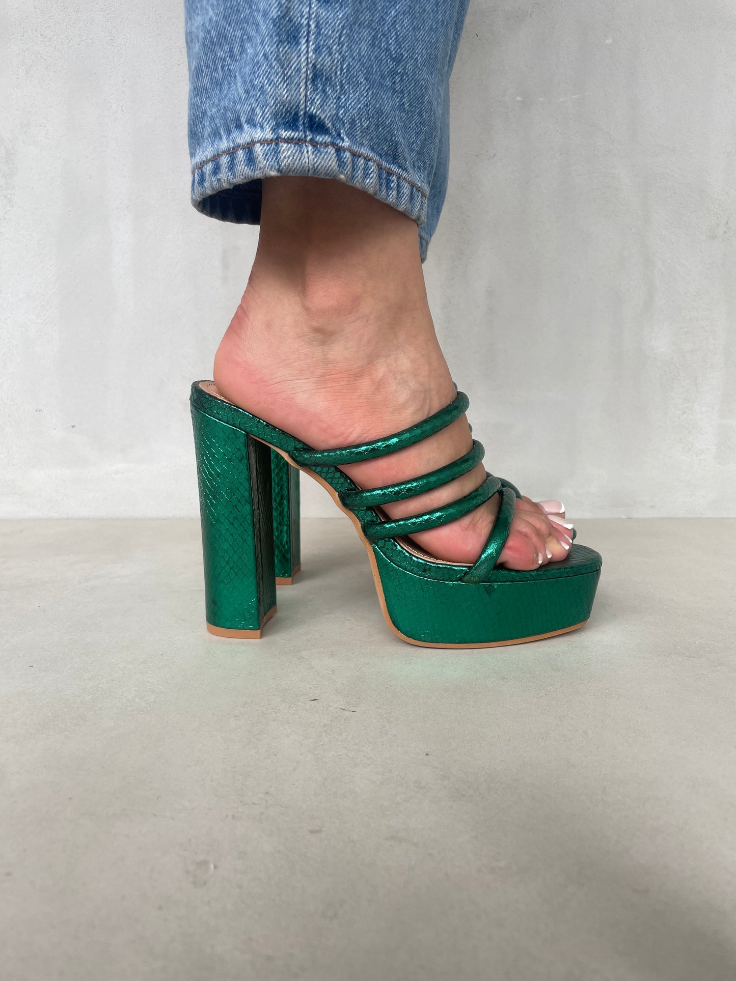 12009 - Sandalias para Mujer en Verde Metálico con Plataforma y Tiras