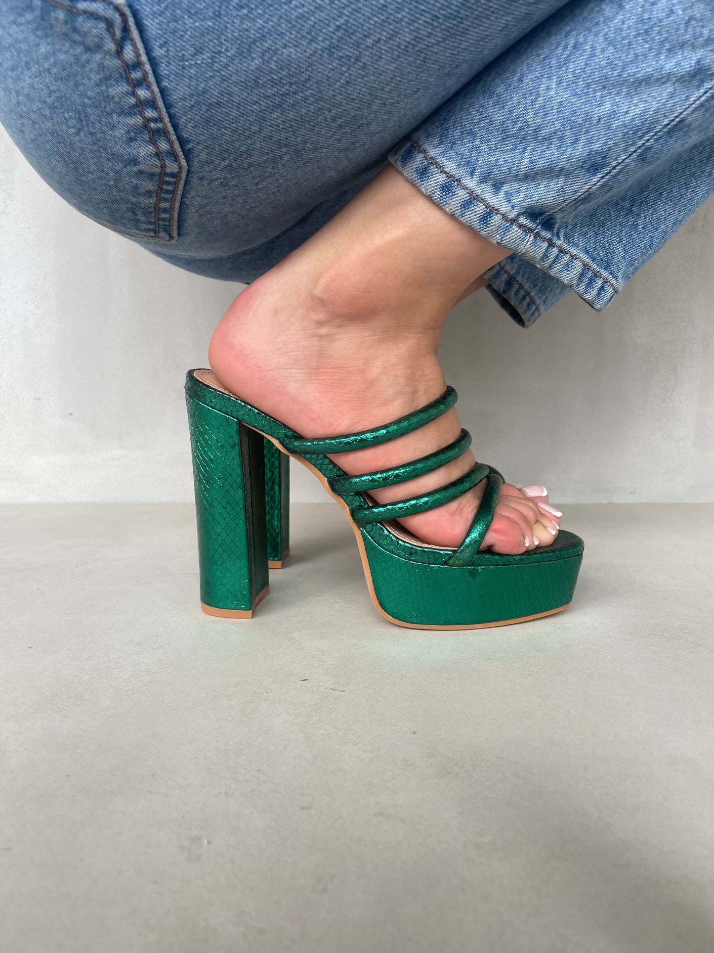 12009 - Sandalias para Mujer en Verde Metálico con Plataforma y Tiras