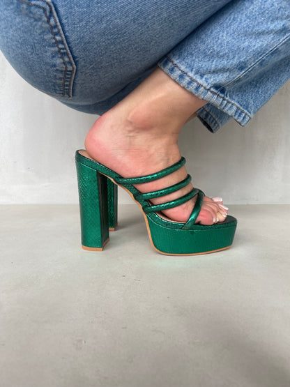 12009 - Sandalias para Mujer en Verde Metálico con Plataforma y Tiras