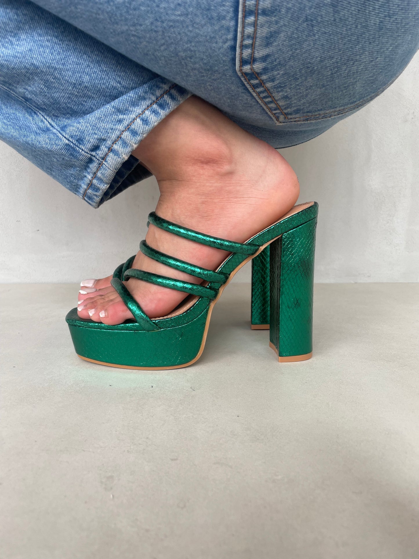 12009 - Sandalias para Mujer en Verde Metálico con Plataforma y Tiras