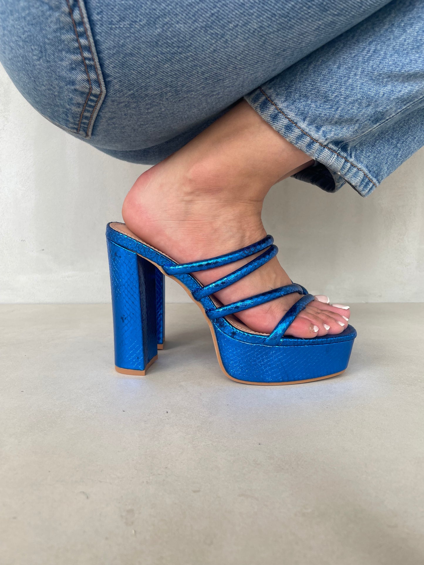 12006 - Sandalias para Mujer en Azul Metálico con Plataforma y Tiras