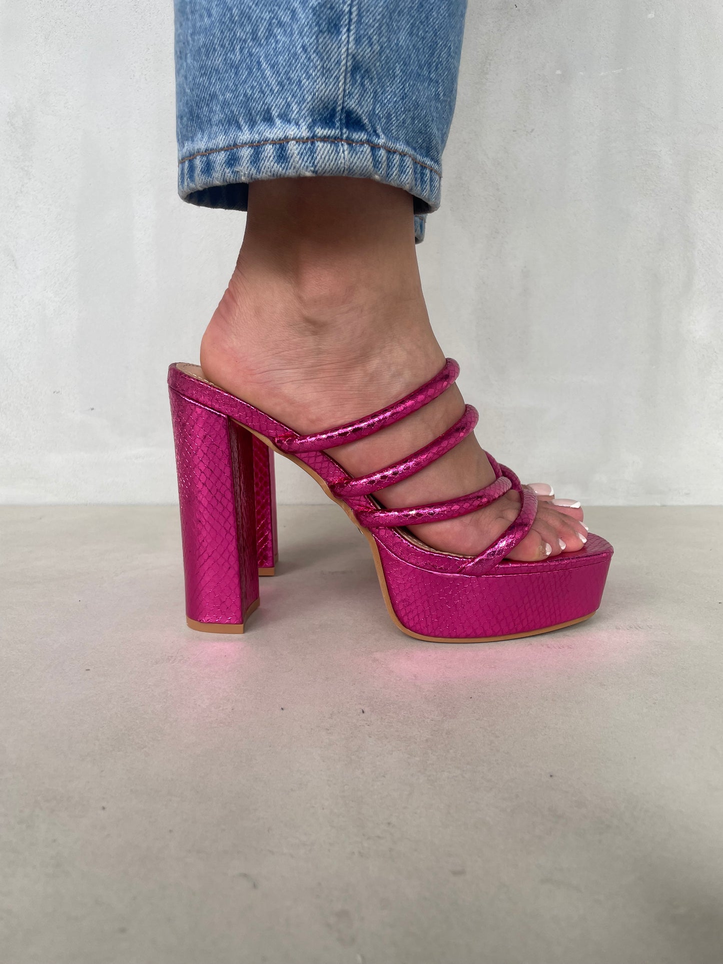 12007 - Sandalias para Mujer en Fucsia Metálico con Plataforma y Tiras