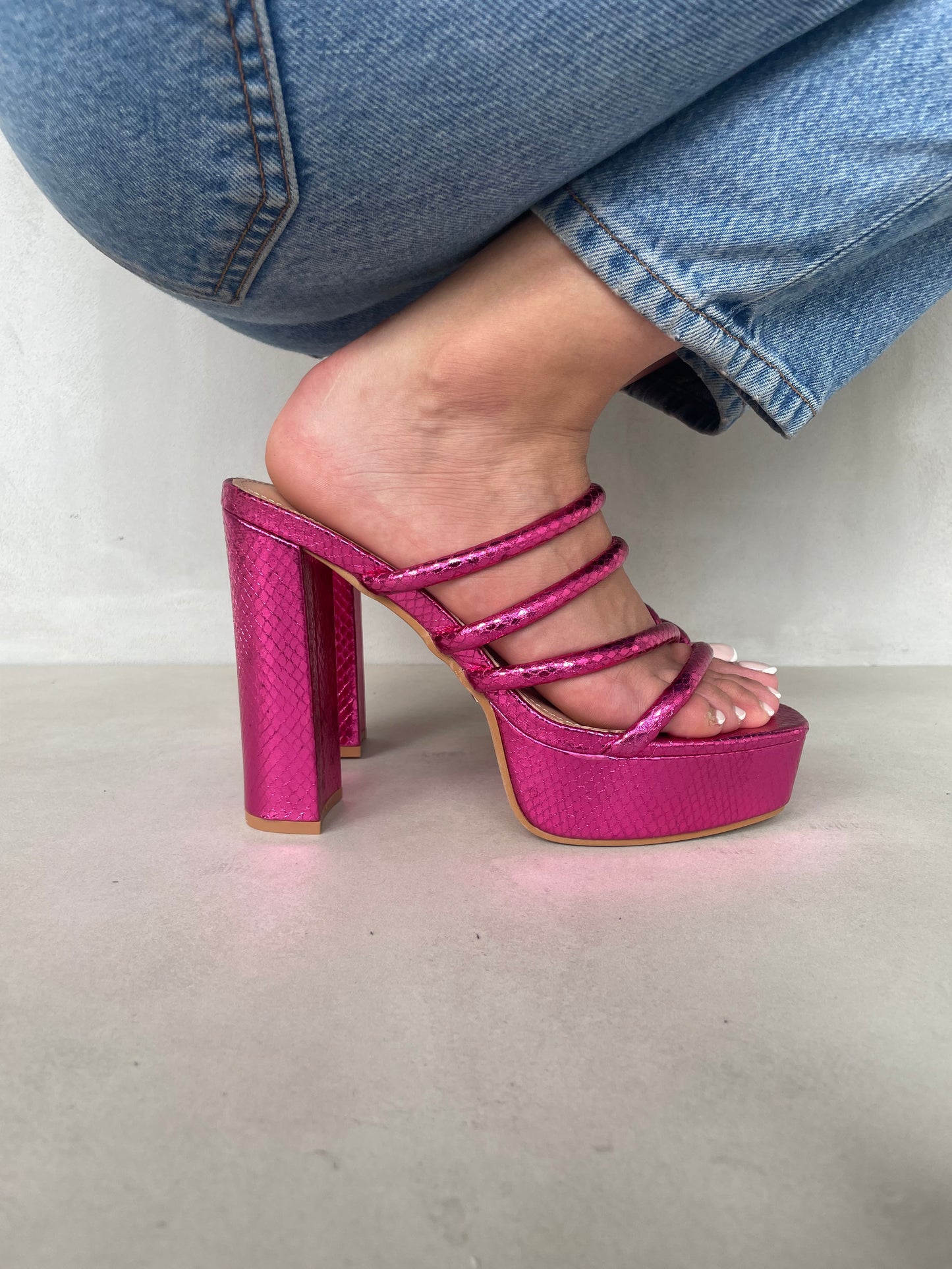 12007 - Sandalias para Mujer en Fucsia Metálico con Plataforma y Tiras