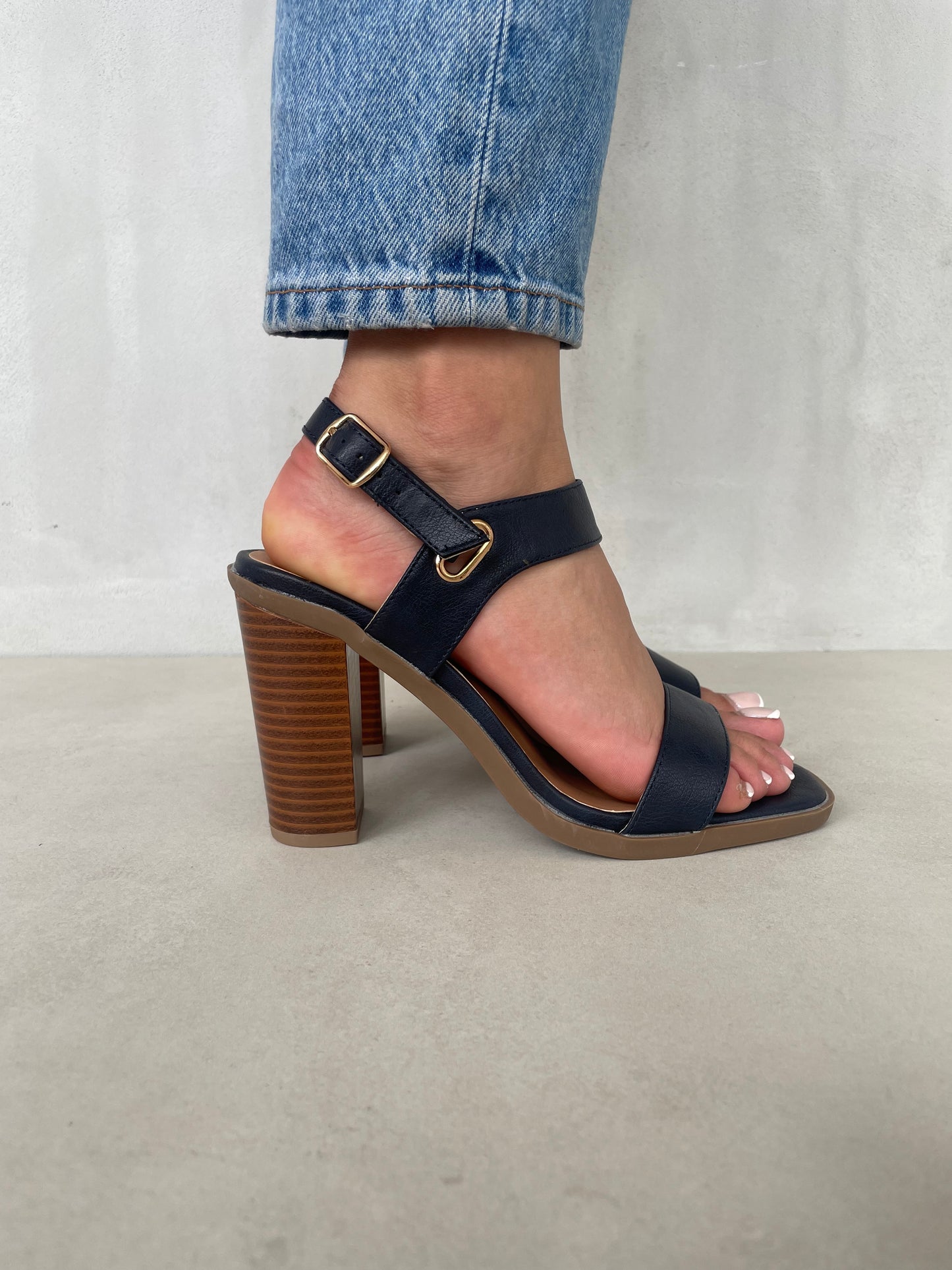 13616 - Sandalia de Tacón Alto con Pulsera Ajustable