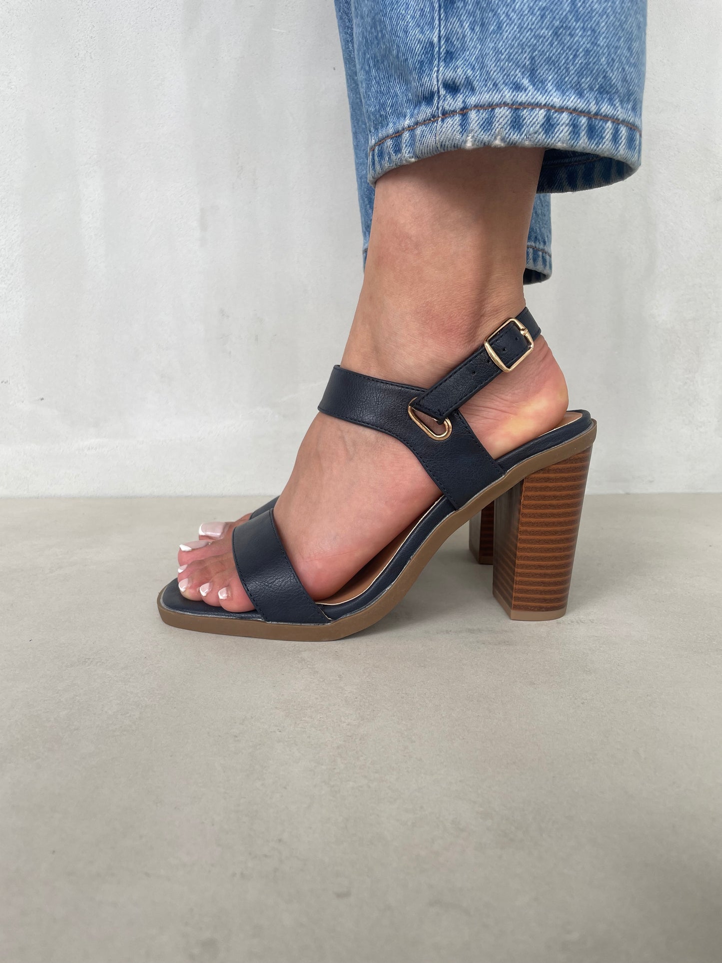 13616 - Sandalia de Tacón Alto con Pulsera Ajustable