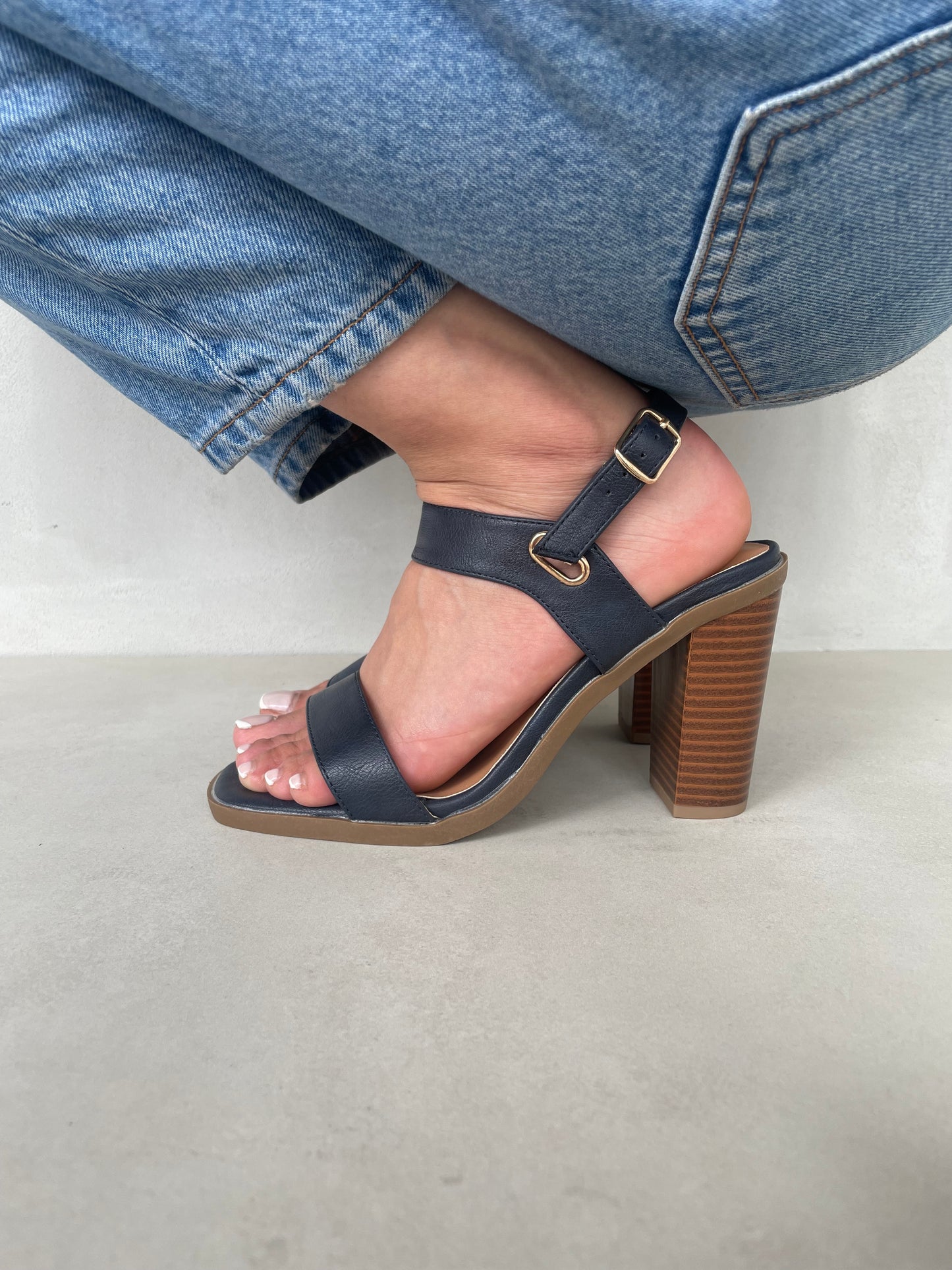 13616 - Sandalia de Tacón Alto con Pulsera Ajustable