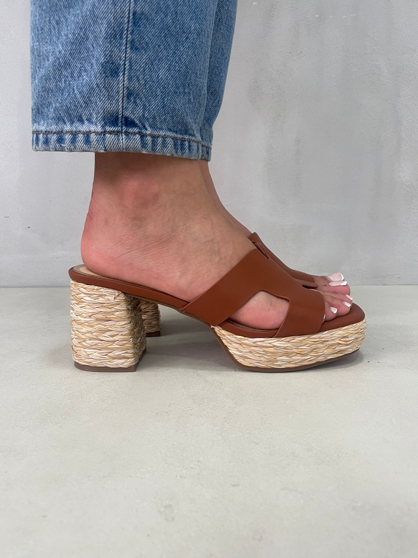 13756 - Sandalias de Tacón – Diseño Casual en Tonos Café con Detalle Trenzado