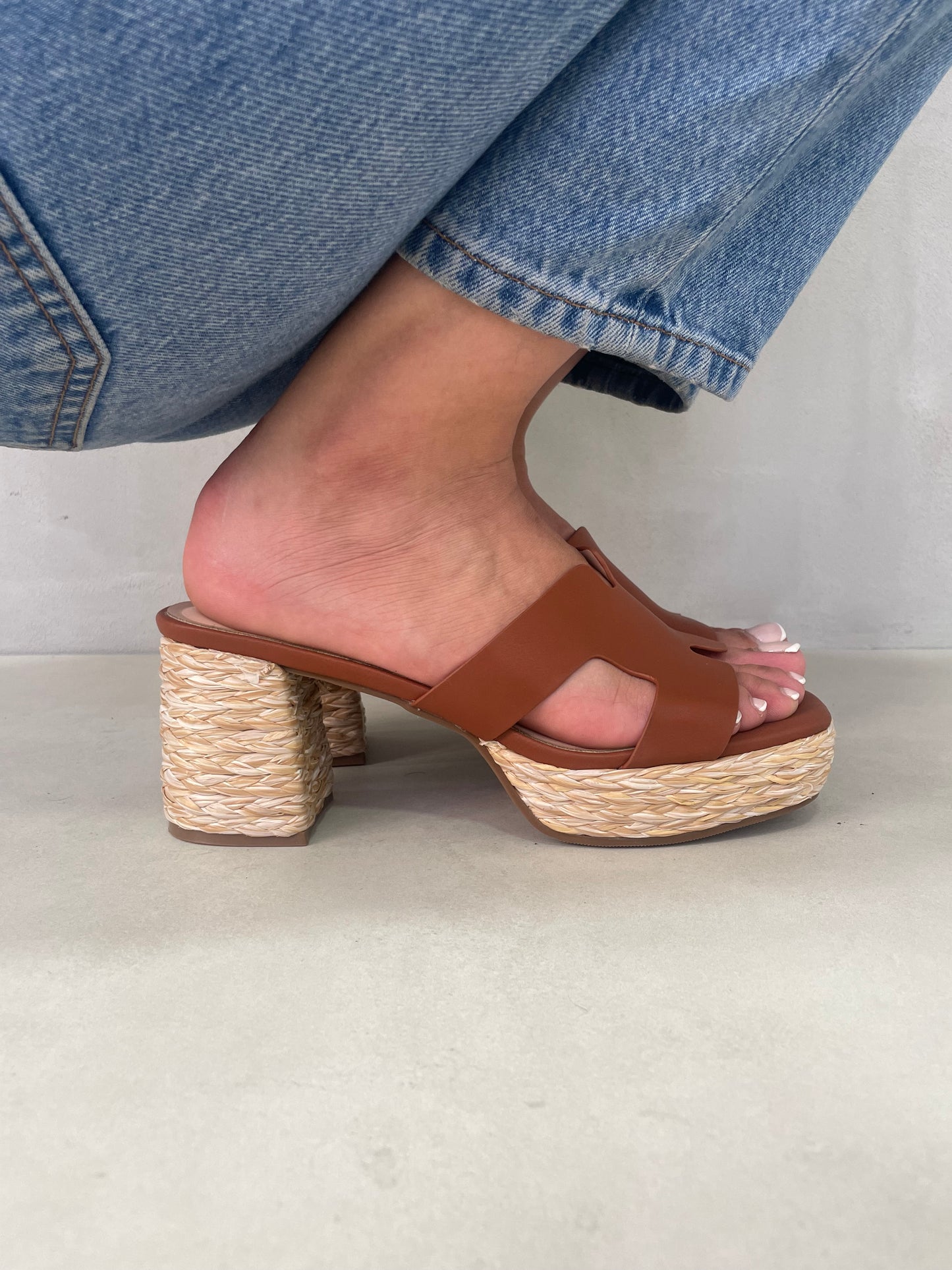 13756 - Sandalias de Tacón – Diseño Casual en Tonos Café con Detalle Trenzado