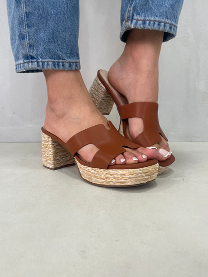 13756 - Sandalias de Tacón – Diseño Casual en Tonos Café con Detalle Trenzado